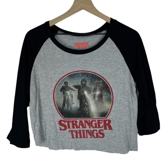 STRANGER THINGS Crop Top Graphic T Shirt Baseball Friends Don’t Lie Size Large - Picture 1 of 9